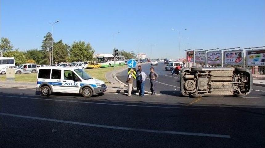 Direksiyon Hakimiyeti Kaybolan Minib&uuml;s Yan Yattı