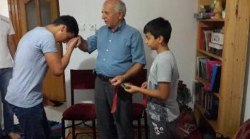 Kazandıkları Madalyaları Şehit Babasına Hediye Ettiler