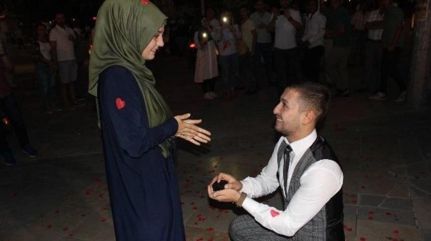 (&ouml;zel Haber) Şehrin Ortasında S&uuml;rpriz Evlilik Teklifi