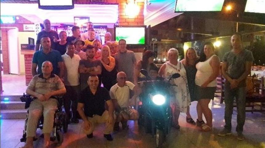 Hayırsever İşadamı İki Engellinin Y&uuml;z&uuml;n&uuml; G&uuml;ld&uuml;rd&uuml;