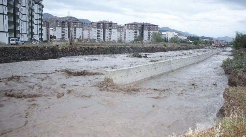Oltu&rsquo;da Sağanak Yağmur Sele D&ouml;n&uuml;şt&uuml;