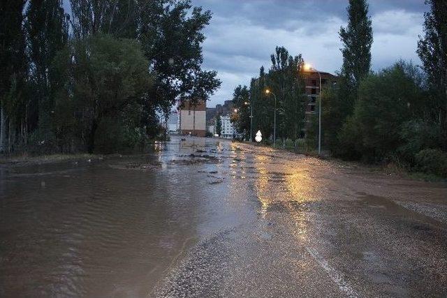 Oltu’da Sağanak Yağmur Sele Dönüştü