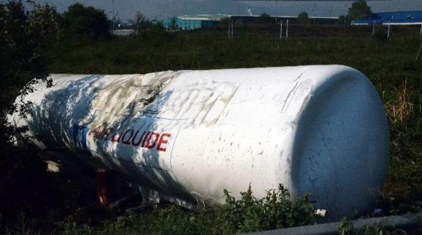 Kontrolden &Ccedil;ıkan Tır Tarlaya Devrildi: 1 Yaralı