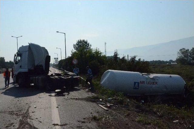 Kontrolden Çıkan Tır Tarlaya Devrildi: 1 Yaralı