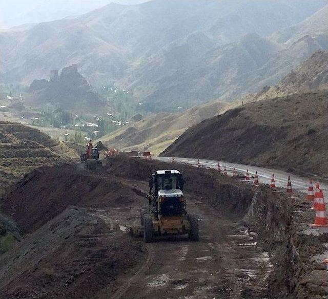 Büyükşehir Kırsalda Güvenli Bir Ulaşım İçin Yol Yapıyor