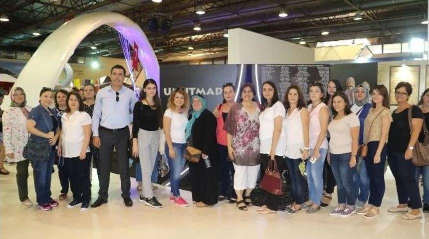 Kadınlar İzmir Fuarı&rsquo;nı Gezdi