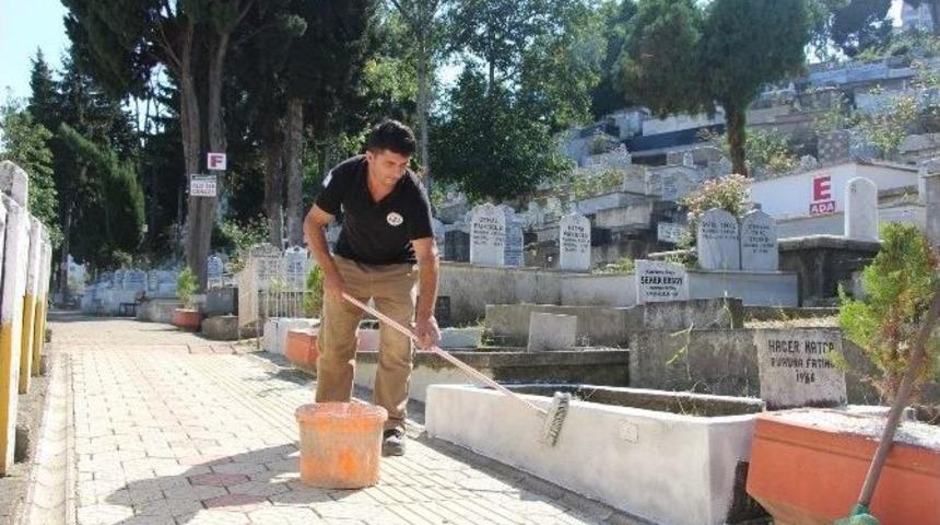 Giresun&rsquo;da Mezarlıklarda Bayrama Hazırlanıyor.