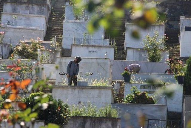 Giresun’da Mezarlıklarda Bayrama Hazırlanıyor.