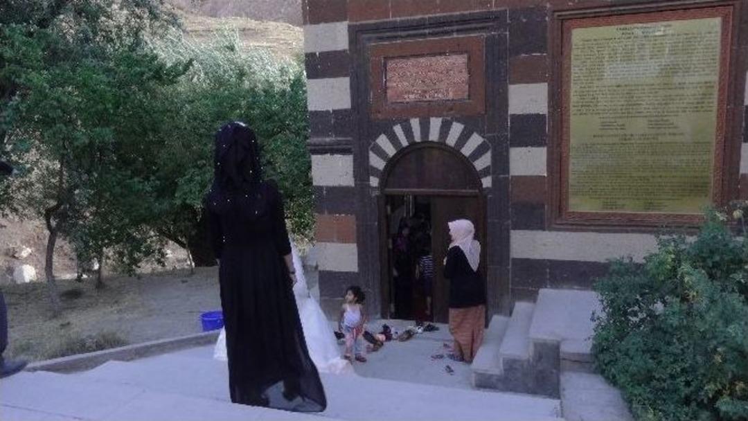 Ahmed-i Hani T&uuml;rbesi&rsquo;ne Ziyaret&ccedil;i Akını