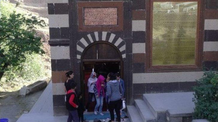 Ahmed-i Hani Türbesi’ne Ziyaretçi Akını G3