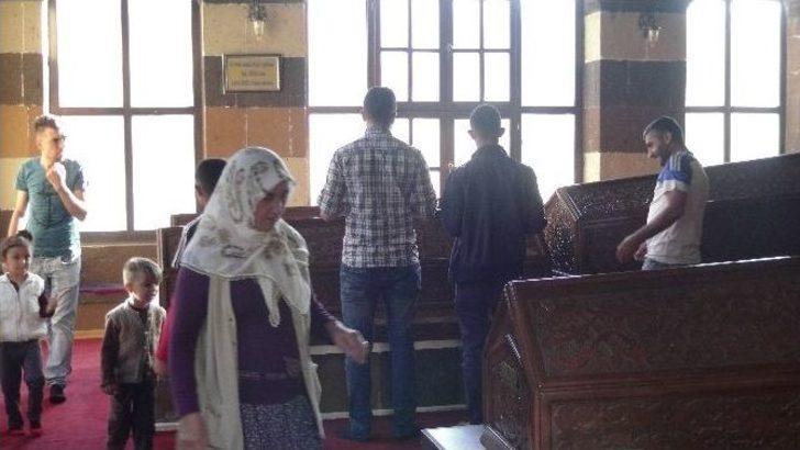 Ahmed-i Hani Türbesi’ne Ziyaretçi Akını G4