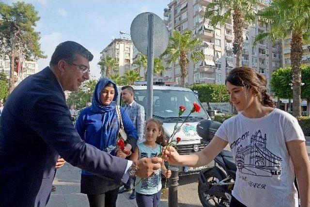 Büyükşehir Zabıtasından Karanfilli Kutlama