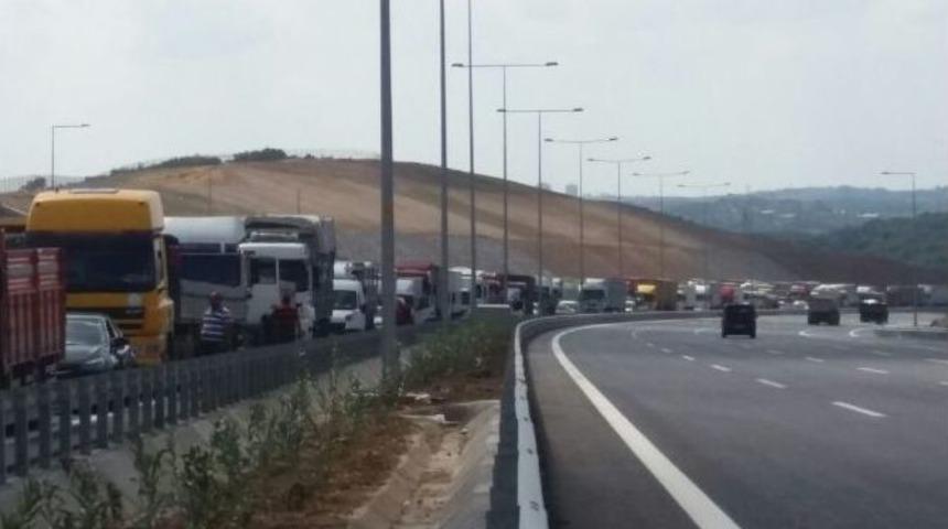 Kamyon S&uuml;r&uuml;c&uuml;leri, 3. K&ouml;pr&uuml; Yolunu Trafiğe Kapattı