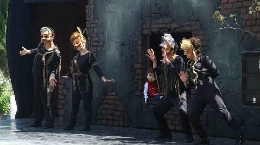 Tır Tiyatrosu K&ouml;y &Ccedil;ocuklarıyla Buluşuyor