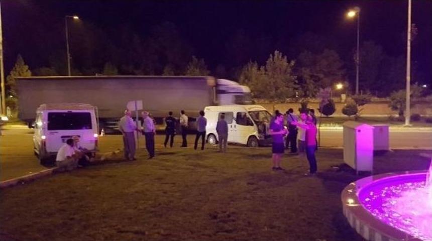 İki Minib&uuml;s &Ccedil;arpıştı: 1 Yaralı