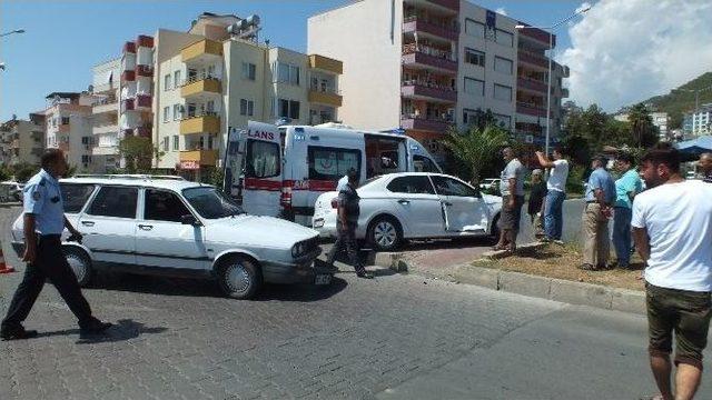 Otomobiller Çarpıştı: 1 Yaralı