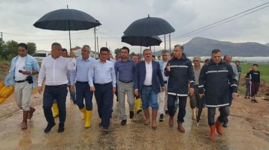 Vali Karaloğlu, Yağıştan Etkilenen Elmalı&rsquo;da İncelemede Bulundu