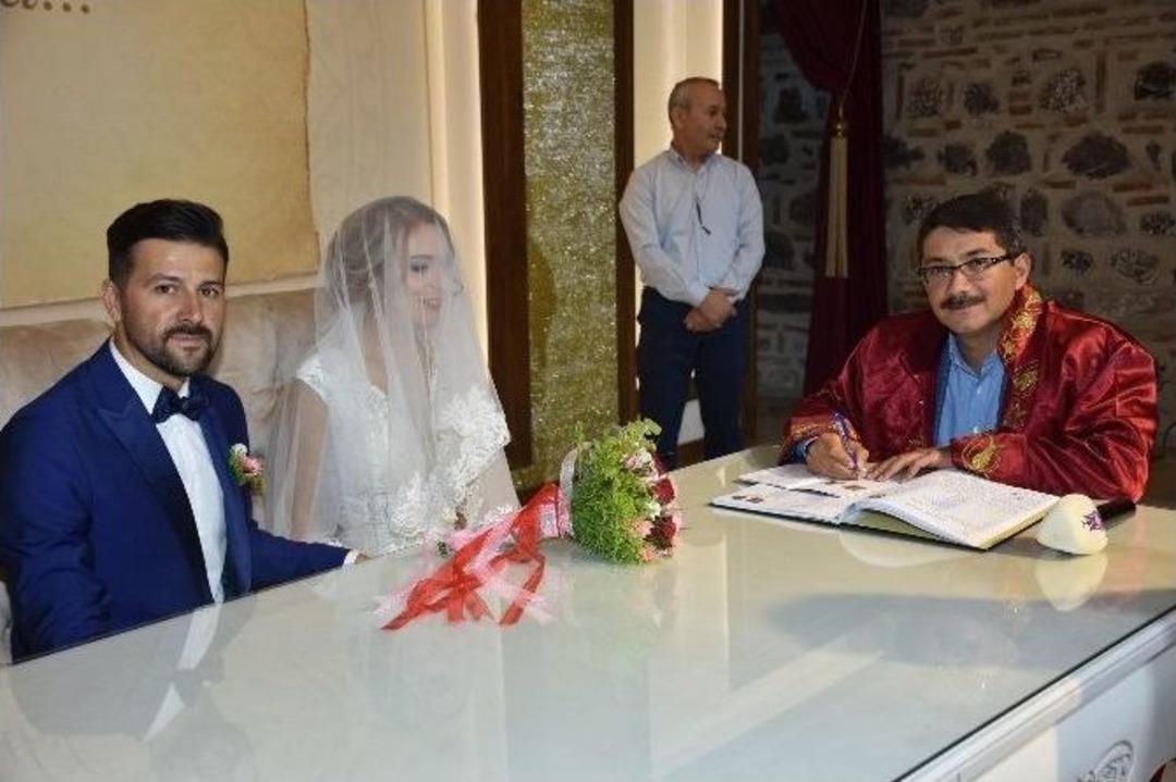 Başkan &Ccedil;elik 6 &Ccedil;iftin Nikahını Kıydı