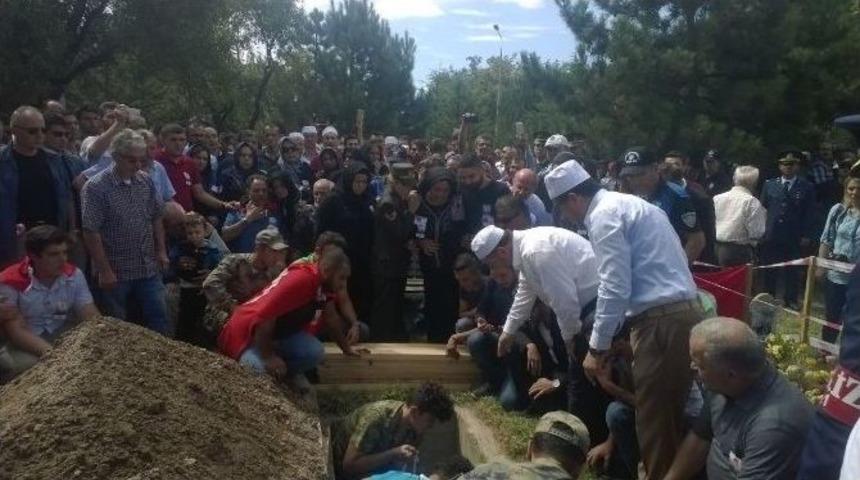 Şehit Oğlunu, Fotoğrafını Son Kez Okşayarak Toprağa Verdi