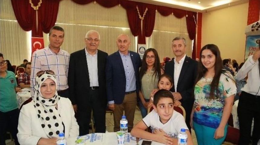 Tahmazoğlu, &Ouml;ğrencilerle Yemekte Buluştu