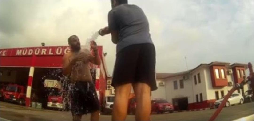 İtfaiye Hortumuyla Duş Keyfi