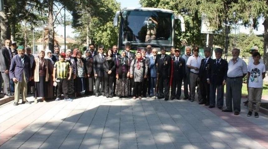 Ereğli Belediyesi Şehit Ailelerini &Ouml;mer Halisdemir&rsquo;in Mezarına G&ouml;t&uuml;rd&uuml;