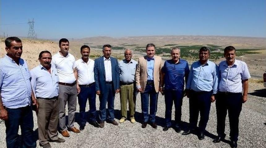 Yazıhan&rsquo;da Asfaltlanan Yollarda İncelemelerde Bulunan Başkan &Ccedil;akır: