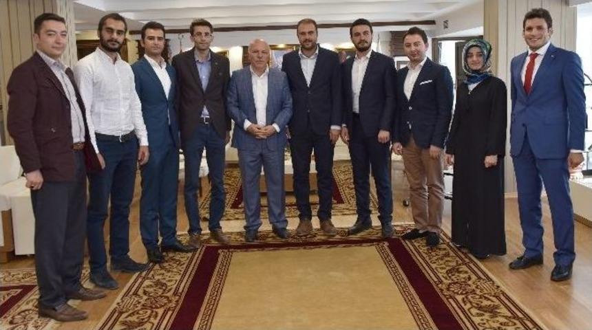 Ak Gen&ccedil;lerden Başkan Sekmen&rsquo;e Ş&uuml;kran Plaketi