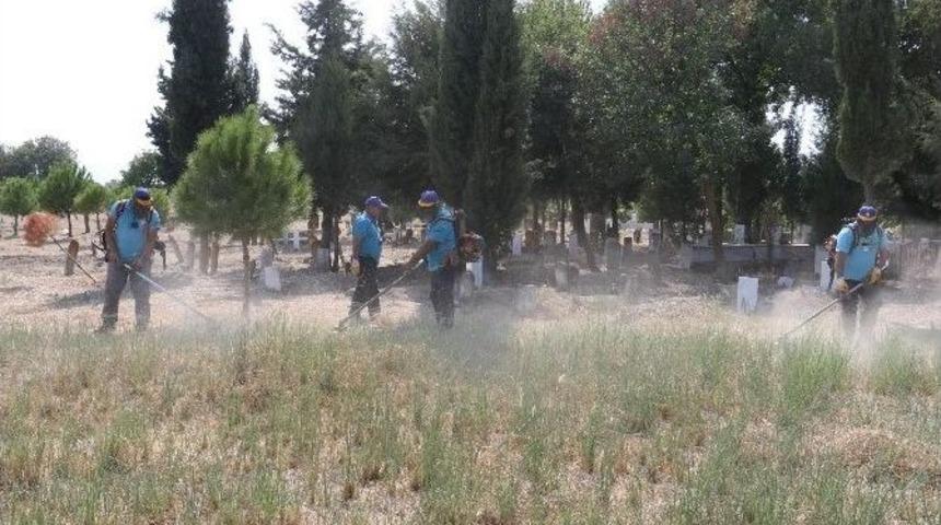 Bayram Öncesi Mezarlıklarda Hummalı Çalışma
