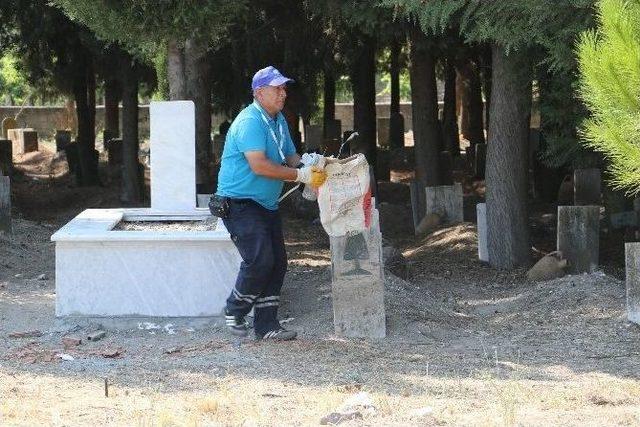 Bayram Öncesi Mezarlıklarda Hummalı Çalışma