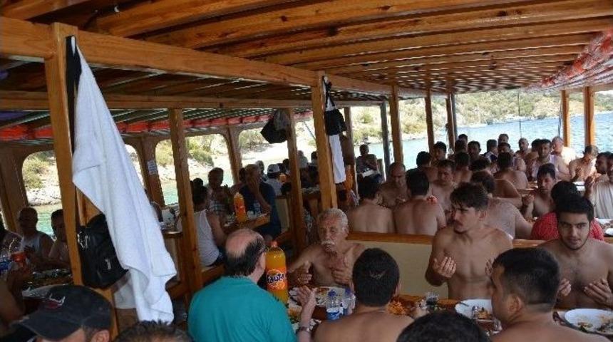 Korkuteli Esnaf Odası&rsquo;ndan &Uuml;yelerine Tekne Turu