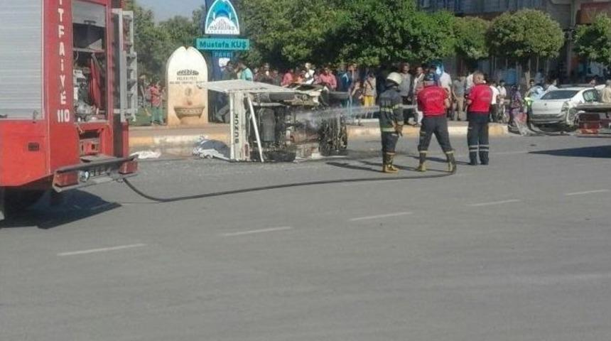 Polis Aracı Kaza Yaptı: 4 Yaralı