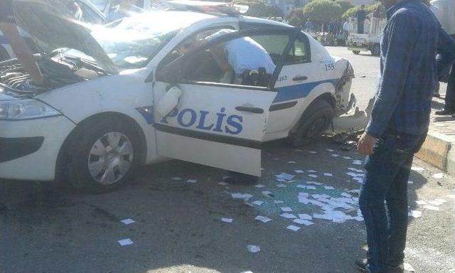 Polis Aracı Kaza Yaptı: 4 Yaralı