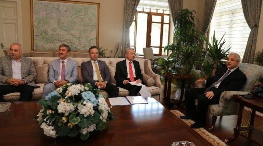 Turgutlu Heyetinden Vali G&uuml;ven&ccedil;er&rsquo;e Ziyaret