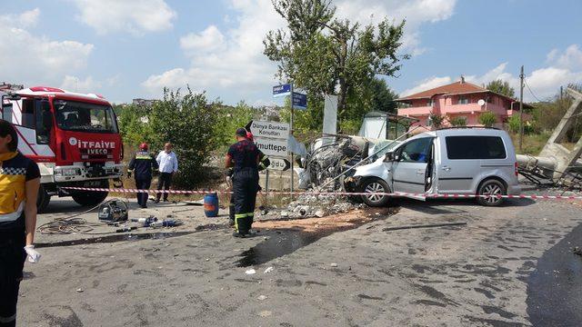 Önce durakta bekleyen yayaya, sonra direğe çarptı: 2 ölü (2)