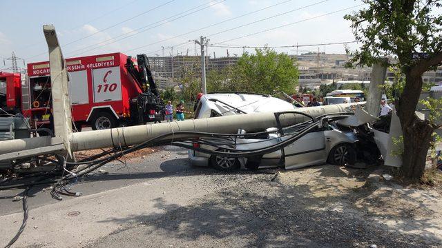 Önce durakta bekleyen yayaya, sonra direğe çarptı: 2 ölü (2)