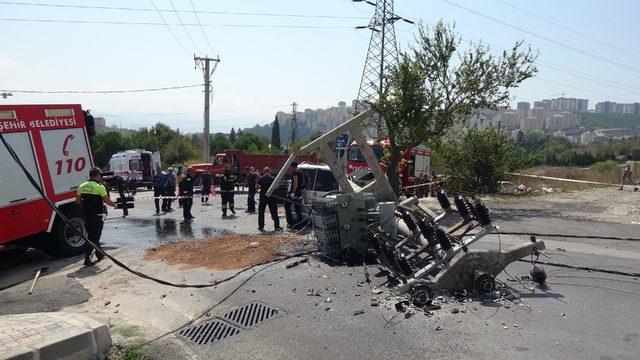 Önce durakta bekleyen yayaya, sonra direğe çarptı: 2 ölü (2)