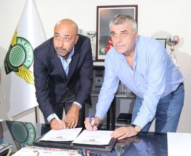 Akhisar Belediyespor’da Tolunay Kafkas İmzaladı