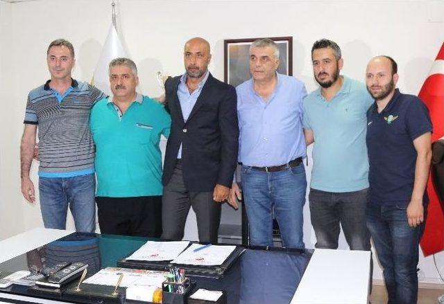 Akhisar Belediyespor’da Tolunay Kafkas İmzaladı