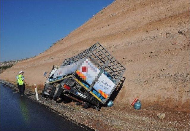 Tüp Yüklü Kamyonet Kaza Yaptı: 1 Yaralı