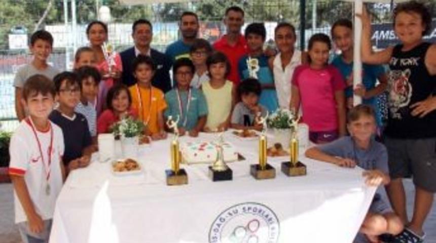 Adanalı Tenis&ccedil;iler 5 Şampiyonluk, 6 İkincilik Kupası Aldı