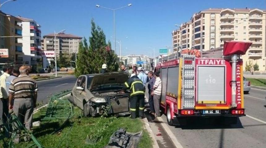 Yoldan &Ccedil;ıkan Otomobil Orta Ref&uuml;je &Ccedil;arptı