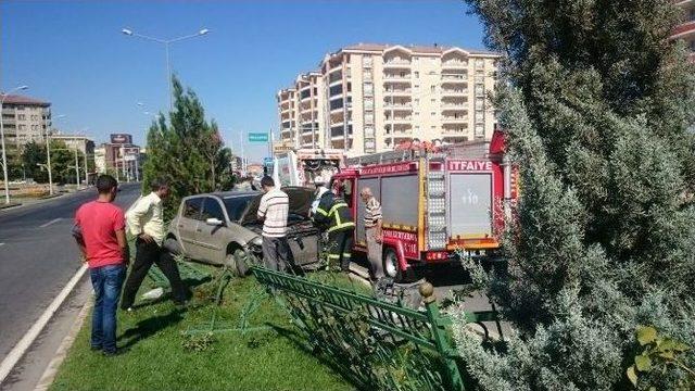 Yoldan Çıkan Otomobil Orta Refüje Çarptı