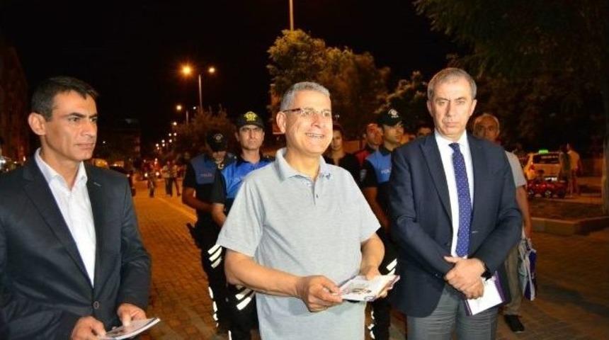 Vali Alpman Broş&uuml;r Dağıttı