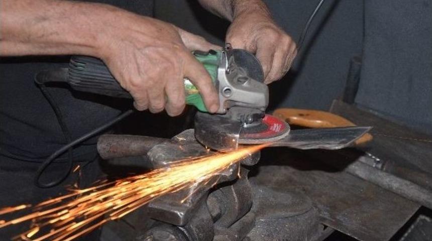 Bı&ccedil;aklar Kurbanlar İ&ccedil;in Bileniyor