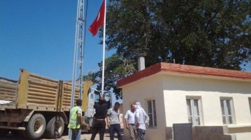 Oğuzeli İl&ccedil;esindeki 91 Mahalleye De T&uuml;rk Bayrağı Dikiliyor