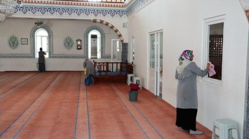 Başiskele&rsquo;de Camiler Bayrama Hazırlanıyor