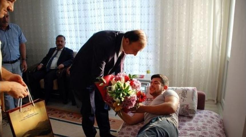 Protokol &Uuml;yeleri Diyarbakır Gazisini Ziyaret Etti