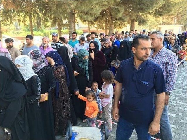 Harran Belediyesi’nden Suriyelilere Gıda Yardımı