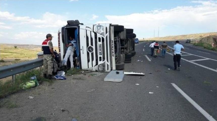 Iğdır&rsquo;da Kurban Y&uuml;kl&uuml; Kamyon Devrildi: 2 Yaralı